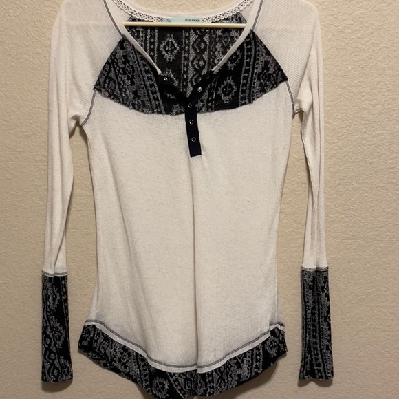 Maurices Black and Cream Aztec Detail Long Sleeve Top - Picture 1 of 7